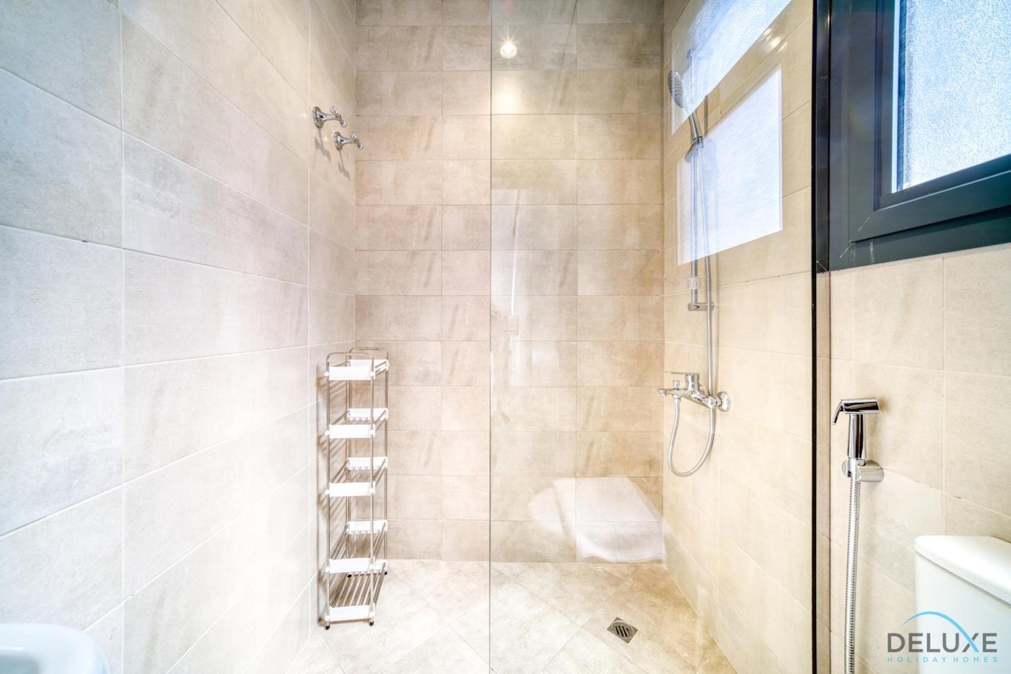 Unbeatable Price, Perfect For Groups With Sea Views By Deluxe Homes