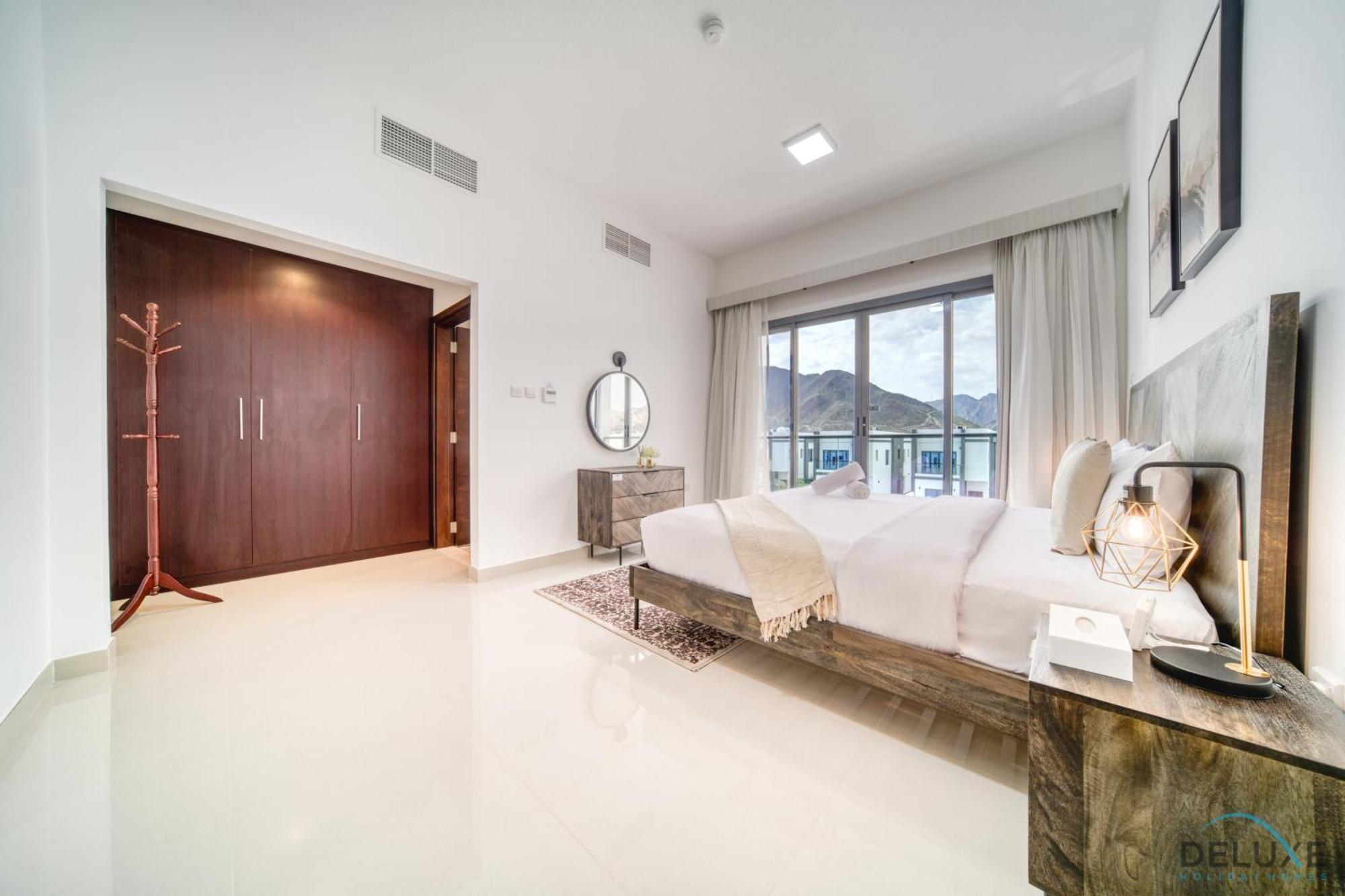 Apartment Unbeatable Price, Perfect For Groups With Sea Views By Deluxe Homes *