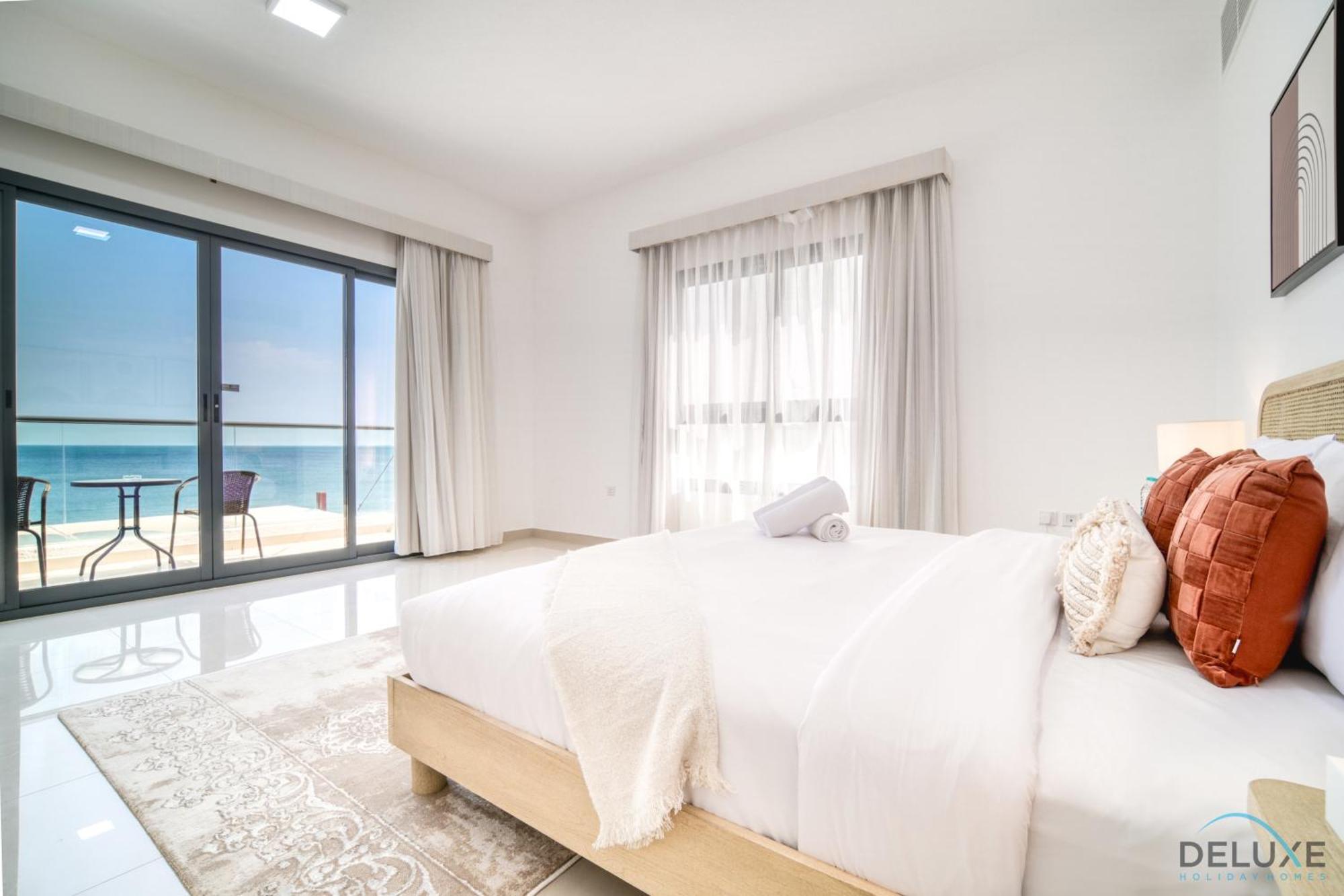 Unbeatable Price, Perfect For Groups With Sea Views By Deluxe Homes