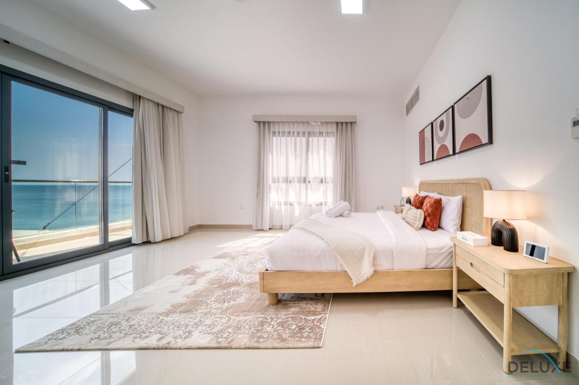 Unbeatable Price, Perfect For Groups With Sea Views By Deluxe Homes