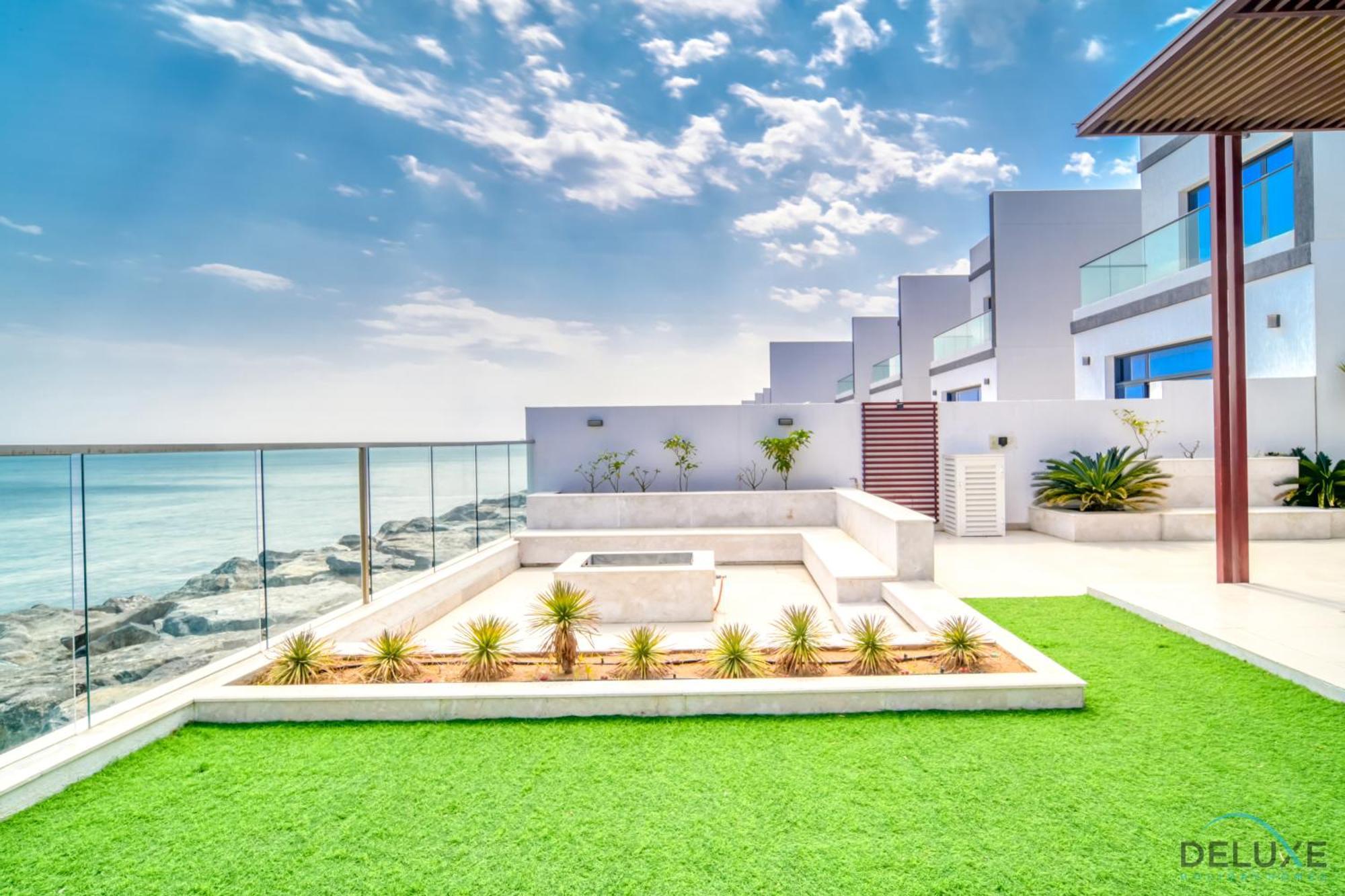 Unbeatable Price, Perfect For Groups With Sea Views By Deluxe Homes *