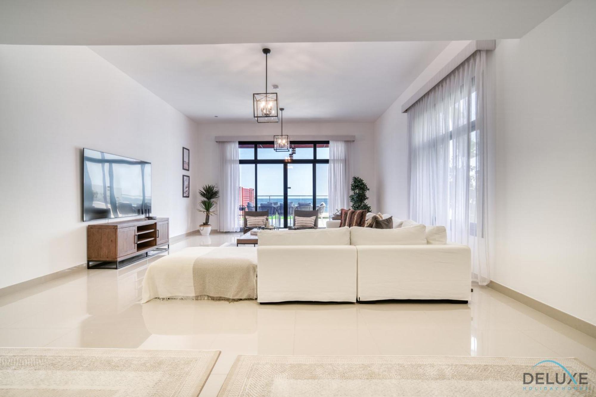 Unbeatable Price, Perfect For Groups With Sea Views By Deluxe Homes *