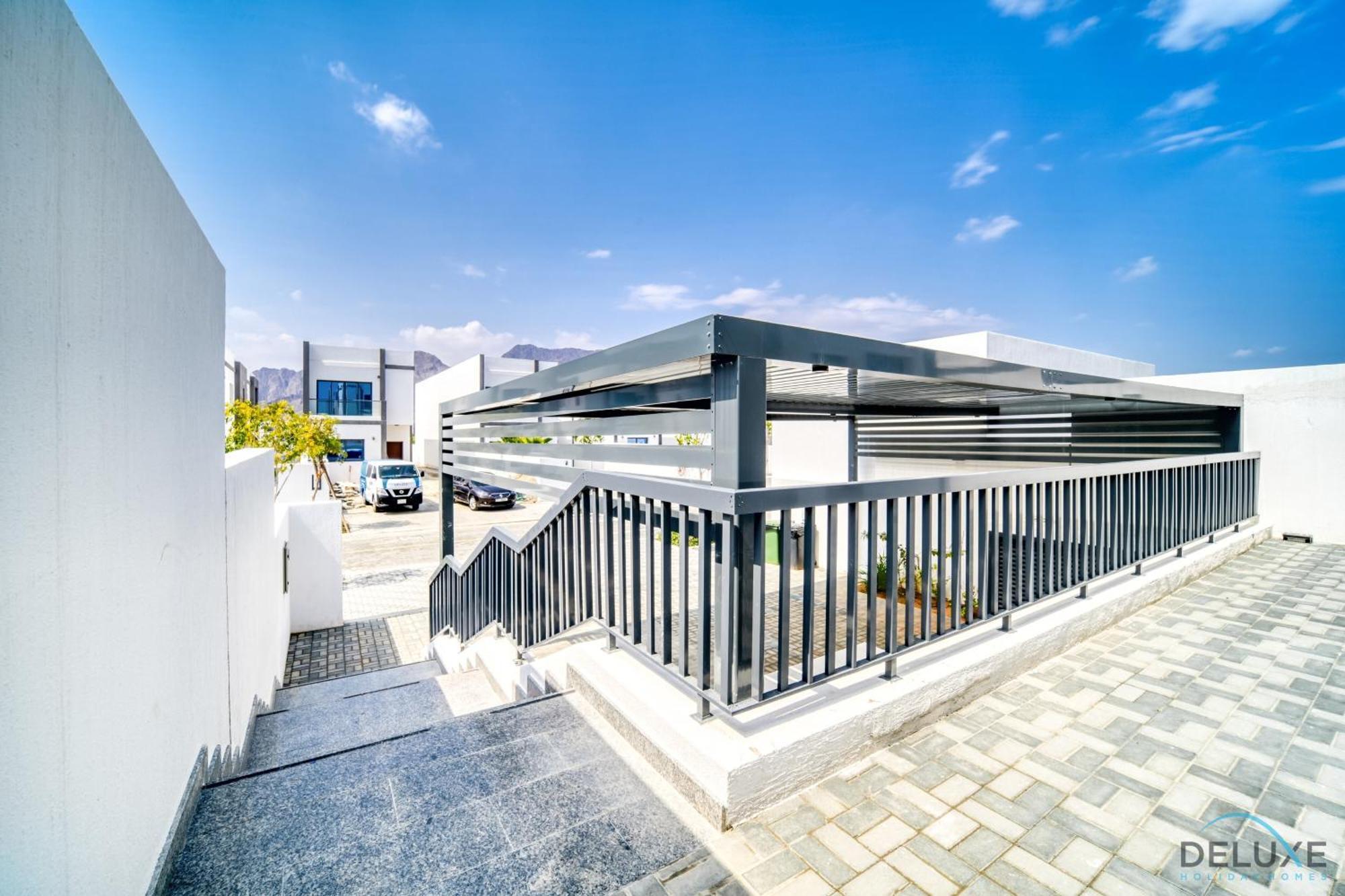 Unbeatable Price, Perfect For Groups With Sea Views By Deluxe Homes *